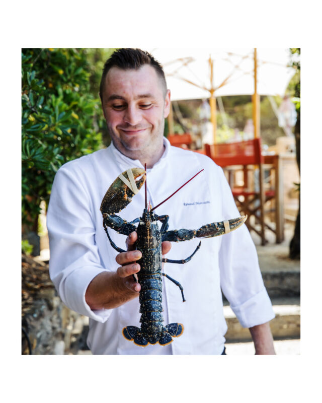 Découvrez l'univers gourmand de Renaud, le chef du restaurant de plage l'Escale 🌊🦞 Renaud aime travailler les produits de la mer, et par dessus tout, vous faire plaisir, transformant votre expérience en un repas mémorable. ✨
-
Discover the gourmet world of Renaud, the chef of the beach restaurant l'Escale 🌊 Renaud likes to work with fish, seafood and lobster, and above all, to please you, transforming your experience into a memorable meal. ✨

#lebaillidesuffren #lovebailli #baillimoments #domainedubailli
#lespiedsdansleau #hotelview #seaview #beautifuldestinations #beautifulhotels #hotelstay #travellife #travelgram #hotellife #paca #visitvar #golfesttropez #provence #cotedazur #frenchriviera #poolwithaview #happyplace #perfectspot #mediterranée #mediterraneanlife #summervibes #bedroomview #infrontofthesea