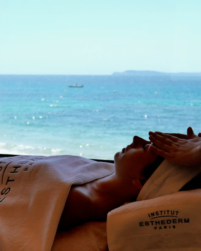 Détente avec vue : notre spa vous invite à vous ressourcer en contemplant le bleu infini 💆‍♀️ 
- 
Relaxation with a view : our spa invites you to unwind while gazing at the endless blue 💆‍♀️

 #lebaillidesuffren #lovebailli #baillimoments #domainedubailli #lespiedsdansleau #hotelview #seaview #beautifuldestinations #beautifuldestinations #perfectspot #happyplace #seaview #sainttropez #var #visitvar #golfedesainttropez #southoffrance #southernliving #frenchriviera #mediterranee #mediterraneanvibes #hotelwithaview #hotellife #beautifulhotels #hotelstay #hoteldesign #travelgram #travellife #slowlife