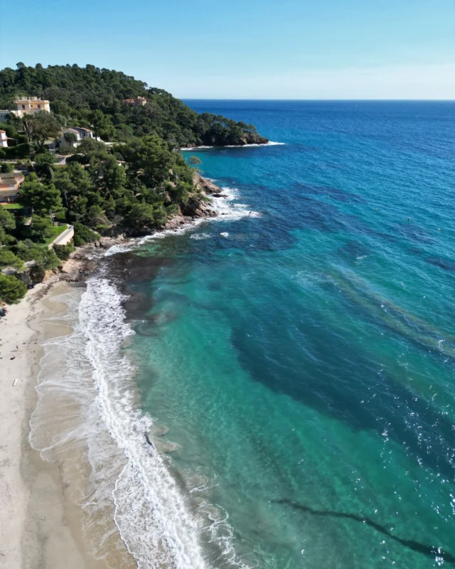 Le rythme des vagues est la meilleure des musiques 🎶 
- 
The rhythm of the waves is the best kind of music 🎶 

#lebaillidesuffren #lovebailli #baillimoments #domainedubailli #lespiedsdansleau #hotelview #seaview #beautifuldestinations #beautifuldestinations #perfectspot #happyplace #seaview #sainttropez #var #visitvar #golfedesainttropez #southoffrance #southernliving #frenchriviera #mediterranee #mediterraneanvibes #hotelwithaview #hotellife #beautifulhotels #hotelstay #hoteldesign #travelgram #travellife #slowlife