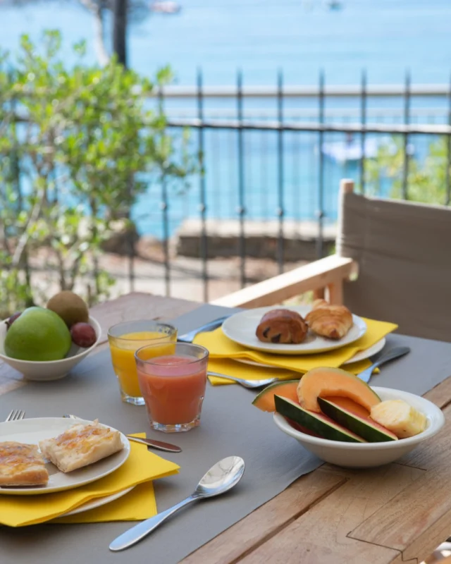 Les matins sont meilleurs avec une jolie vue et un délicieux petit déjeuner pour aller avec 🥐 
- 
Mornings taste better with a view and a delicious breakfast to match 🥐 

#lebaillidesuffren #lovebailli #baillimoments #domainedubailli #lespiedsdansleau #hotelview #seaview #beautifuldestinations #beautifuldestinations #perfectspot #happyplace #seaview #sainttropez #var #visitvar #golfedesainttropez #southoffrance #southernliving #frenchriviera #mediterranee #mediterraneanvibes #hotelwithaview #hotellife #beautifulhotels #hotelstay #hoteldesign #travelgram #travellife #slowlife