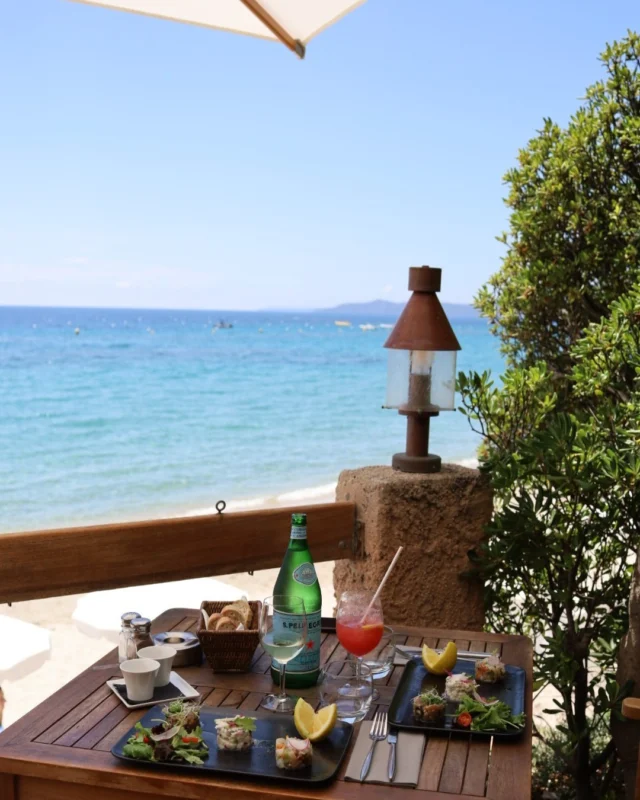 Savourer chaque bouchée, avec les vagues comme musique de fond 🌊 
- 
Savoring every bite, with the waves as background music 🌊 

#lebaillidesuffren #lovebailli #baillimoments #domainedubailli #lespiedsdansleau #hotelview #seaview #beautifuldestinations #beautifuldestinations #perfectspot #happyplace #seaview #sainttropez #var #visitvar #golfedesainttropez #southoffrance #southernliving #frenchriviera #mediterranee #mediterraneanvibes #hotelwithaview #hotellife #beautifulhotels #hotelstay #hoteldesign #travelgram #travellife #slowlife