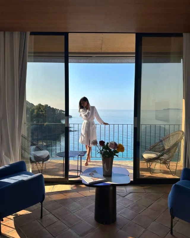 Des matins tranquilles, des après-midi farniente, et la chambre la plus douillette pour se sentir chez soi 🏡 
- 
Slow mornings, lazy afternoons, and the coziest room to call home 🏡 

#lebaillidesuffren #lovebailli #baillimoments #domainedubailli #lespiedsdansleau #hotelview #seaview #beautifuldestinations #beautifuldestinations #perfectspot #happyplace #seaview #sainttropez #var #visitvar #golfedesainttropez #southoffrance #southernliving #frenchriviera #mediterranee #mediterraneanvibes #hotelwithaview #hotellife #beautifulhotels #hotelstay #hoteldesign #travelgram #travellife #slowlife