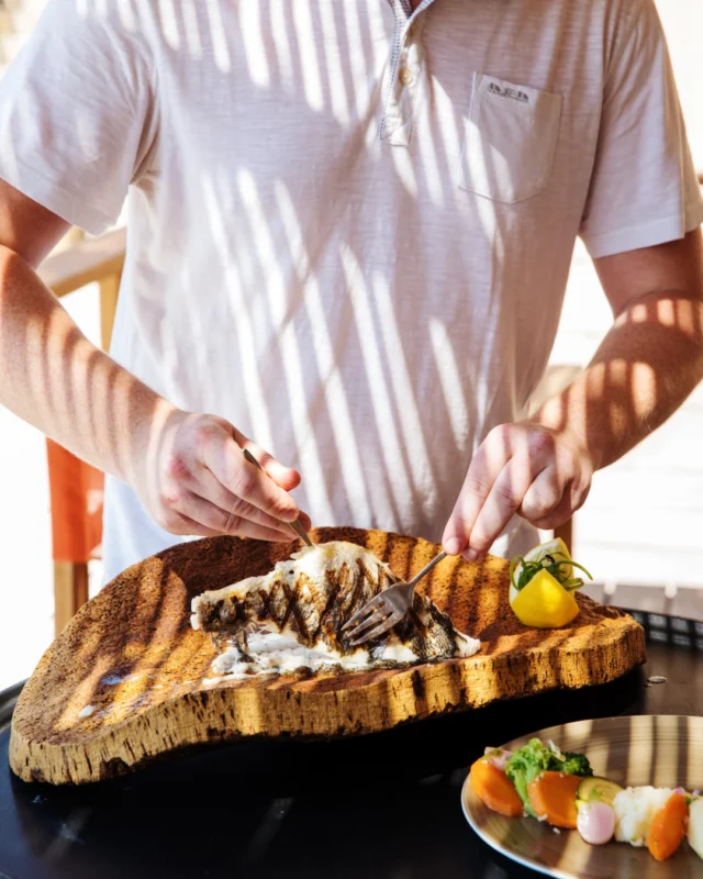 Déguster les meilleures saveurs les pieds dans le sable à L'Escale🍴 
- 
Tasting the best flavors with your toes in the sand at L'Escale 🍴 

#lebaillidesuffren #lovebailli #baillimoments #domainedubailli #lespiedsdansleau #hotelview #seaview #beautifuldestinations #beautifuldestinations #perfectspot #happyplace #seaview #sainttropez #var #visitvar #golfedesainttropez #southoffrance #southernliving #frenchriviera #mediterranee #mediterraneanvibes #hotelwithaview #hotellife #beautifulhotels #hotelstay #hoteldesign #travelgram #travellife #slowlife