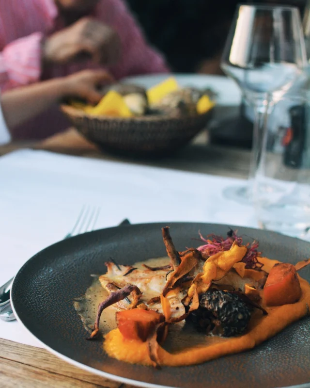 De la bonne nourriture, des vues magnifiques et des moments inoubliables au bord de l'eau 🥂 
- 
Good food, great views, and unforgettable moments by the water 🥂 

#lebaillidesuffren #lovebailli #baillimoments #domainedubailli #lespiedsdansleau #hotelview #seaview #beautifuldestinations #beautifuldestinations #perfectspot #happyplace #seaview #sainttropez #var #visitvar #golfedesainttropez #southoffrance #southernliving #frenchriviera #mediterranee #mediterraneanvibes #hotelwithaview #hotellife #beautifulhotels #hotelstay #hoteldesign #travelgram #travellife #slowlife