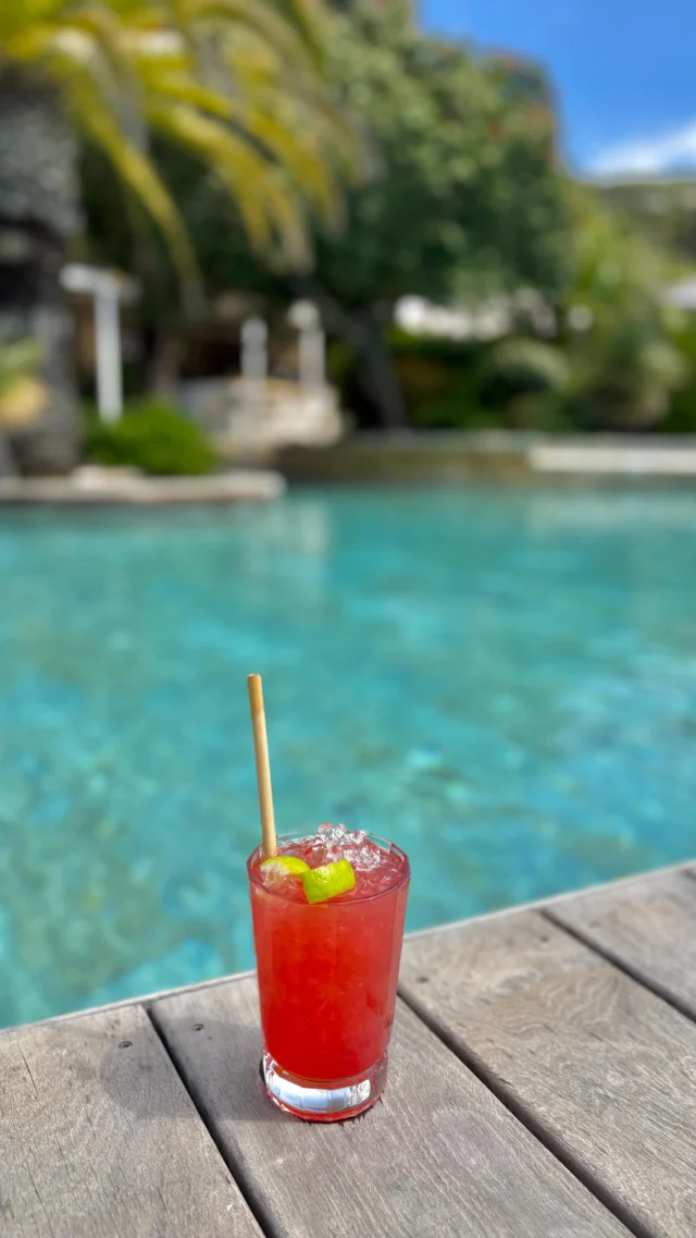 Secoué, remué et servi avec vue sur la mer 🍹 
-
Shaken, stirred and served with a sea view 🍹

#lebaillidesuffren #lovebailli #baillimoments #domainedubailli #lespiedsdansleau #hotelview #seaview #beautifuldestinations #beautifuldestinations #perfectspot #happyplace #seaview #sainttropez #var #visitvar #golfedesainttropez #southoffrance #southernliving #frenchriviera #mediterranee #mediterraneanvibes #hotelwithaview #hotellife #beautifulhotels #hotelstay #hoteldesign #travelgram #travellife #slowlife 

Montage : @cedric_lwci 🎥