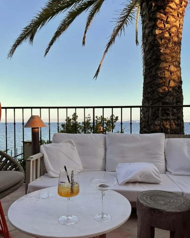 Les couchers de soleil sont encore meilleurs avec un cocktail parfaitement préparé 🍸
- 
Sunset tastes even better with a perfectly mixed cocktail 🍸 

#lebaillidesuffren #lovebailli #baillimoments #domainedubailli #lespiedsdansleau #hotelview #seaview #beautifuldestinations #beautifuldestinations #perfectspot #happyplace #seaview #sainttropez #var #visitvar #golfedesainttropez #southoffrance #southernliving #frenchriviera #mediterranee #mediterraneanvibes #hotelwithaview #hotellife #beautifulhotels #hotelstay #hoteldesign #travelgram #travellife #slowlife