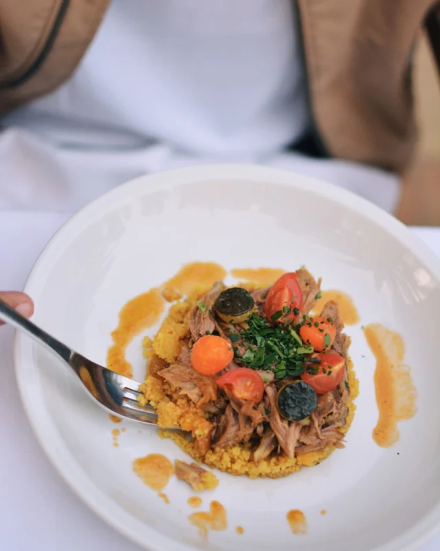 Quand la nourriture est aussi incroyable que la vue ... 🍽️ 
- 
When the food is as incredible as the view ... 🍽️ 

#lebaillidesuffren #lovebailli #baillimoments #domainedubailli #lespiedsdansleau #hotelview #seaview #beautifuldestinations #beautifuldestinations #perfectspot #happyplace #seaview #sainttropez #var #visitvar #golfedesainttropez #southoffrance #southernliving #frenchriviera #mediterranee #mediterraneanvibes #hotelwithaview #hotellife #beautifulhotels #hotelstay #hoteldesign #travelgram #travellife #slowlife