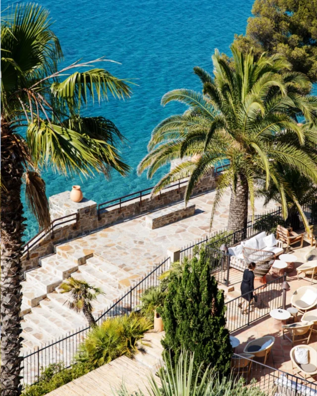 Matins tranquilles et terrasses ensoleillées : oui, s'il vous plaît 🥐 
- 
Slow mornings and sunny terraces : yes, please 🥐 

#lebaillidesuffren #lovebailli #baillimoments #domainedubailli #lespiedsdansleau #hotelview #seaview #beautifuldestinations #beautifuldestinations #perfectspot #happyplace #seaview #sainttropez #var #visitvar #golfedesainttropez #southoffrance #southernliving #frenchriviera #mediterranee #mediterraneanvibes #hotelwithaview #hotellife #beautifulhotels #hotelstay #hoteldesign #travelgram #travellife #slowlife