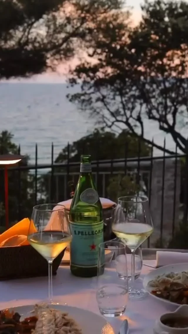 Une cuisine innovante et une vue à couper le souffle, c’est la promesse d’une soirée au Loup de Mer 🌅
-
Innovative cuisine and breathtaking views are the promise of an evening at Le Loup de Mer 🌅

#lebaillidesuffren #lovebailli #baillimoments #domainedubailli #lespiedsdansleau #hotelview #seaview #beautifuldestinations #beautifuldestinations #perfectspot #happyplace #seaview #sainttropez #var #visitvar #golfedesainttropez #southoffrance #southernliving #frenchriviera #mediterranee #mediterraneanvibes #hotelwithaview #hotellife #beautifulhotels #hotelstay #hoteldesign #travelgram #travellife #slowlife