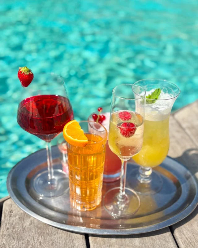Découvrez la carte des créations du Pool House … a déguster (presque) sans modération 🍹 
-
Discover the menu of Pool House creations ... to be enjoyed (almost) without moderation 🍹

#lebaillidesuffren #lovebailli #baillimoments #domainedubailli #lespiedsdansleau #hotelview #seaview #beautifuldestinations #beautifuldestinations #perfectspot #happyplace #seaview #sainttropez #var #visitvar #golfedesainttropez #southoffrance #southernliving #frenchriviera #mediterranee #mediterraneanvibes #hotelwithaview #hotellife #beautifulhotels #hotelstay #hoteldesign #travelgram #travellife #slowlife