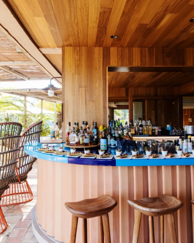 Des baignades matinales aux cocktails pour le coucher du soleil, voilà de quoi l'été est fait 🍸 
- 
From morning dips to sunset drinks, this is what summer’s made of 🍸

#lebaillidesuffren #lovebailli #baillimoments #domainedubailli #lespiedsdansleau #hotelview #seaview #beautifuldestinations #beautifuldestinations #perfectspot #happyplace #seaview #sainttropez #var #visitvar #golfedesainttropez #southoffrance #southernliving #frenchriviera #mediterranee #mediterraneanvibes #hotelwithaview #hotellife #beautifulhotels #hotelstay #hoteldesign #travelgram #travellife #slowlife