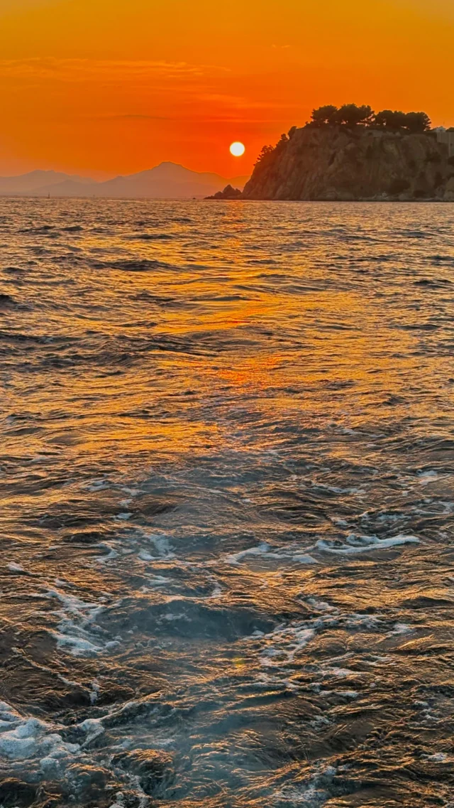 Les couchers de soleil en été 🧡 
- 
Summer sunsets 🧡 

#lebaillidesuffren #lovebailli #baillimoments #domainedubailli #lespiedsdansleau #hotelview #seaview #beautifuldestinations #beautifuldestinations #perfectspot #happyplace #seaview #sainttropez #var #visitvar #golfedesainttropez #southoffrance #southernliving #frenchriviera #mediterranee #mediterraneanvibes #hotelwithaview #hotellife #beautifulhotels #hotelstay #hoteldesign #travelgram #travellife #slowlife