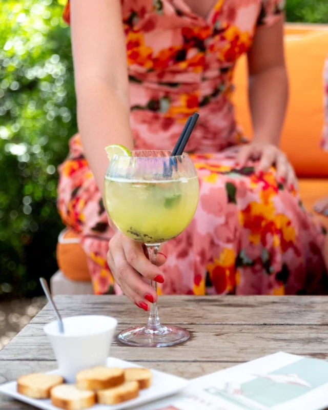 De votre cocktail à l'horizon, tout semble rafraîchissant 🍸 
- 
From the cocktail to the horizon, everything feels refreshing 🍸 

#lebaillidesuffren #lovebailli #baillimoments #domainedubailli #lespiedsdansleau #hotelview #seaview #beautifuldestinations #beautifuldestinations #perfectspot #happyplace #seaview #sainttropez #var #visitvar #golfedesainttropez #southoffrance #southernliving #frenchriviera #mediterranee #mediterraneanvibes #hotelwithaview #hotellife #beautifulhotels #hotelstay #hoteldesign #travelgram #travellife #slowlife