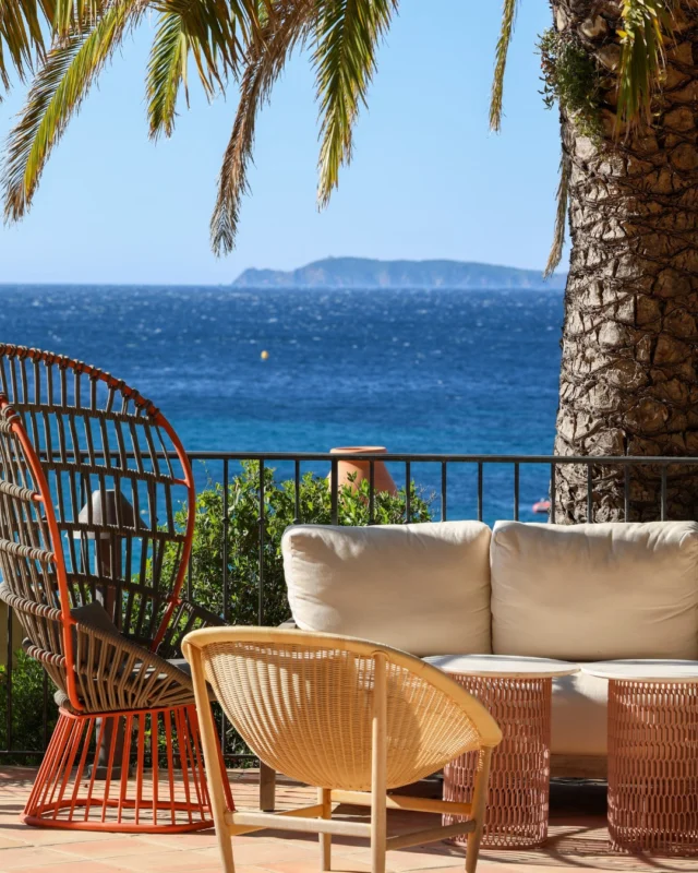 Un mélange de charme et de confort contemporain, le tout encadré par une vue sur la Méditerranée et un décor naturel 🌊 
- 
A mix of charm and contemporary comfort, all framed by Mediterranean views and natural decor 🌊

#lebaillidesuffren #lovebailli #baillimoments #domainedubailli #lespiedsdansleau #hotelview #seaview #beautifuldestinations #beautifuldestinations #perfectspot #happyplace #seaview #sainttropez #var #visitvar #golfedesainttropez #southoffrance #southernliving #frenchriviera #mediterranee #mediterraneanvibes #hotelwithaview #hotellife #beautifulhotels #hotelstay #hoteldesign #travelgram #travellife #slowlife