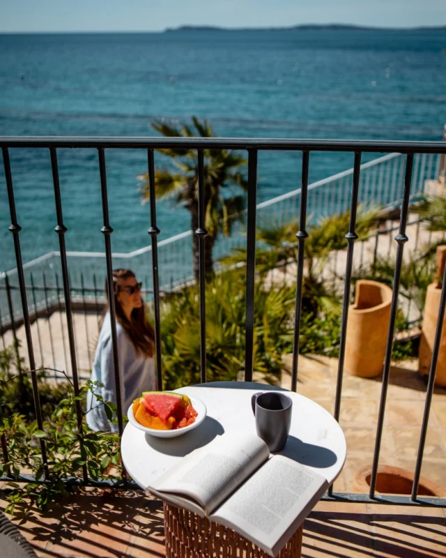 Là où le bleu de la mer rencontre le vert de la nature, un séjour qui respire la tranquillité 🌿 
- 
Where the blue of the sea meets the green of nature, a stay that feels peaceful 🌿 

#lebaillidesuffren #lovebailli #baillimoments #domainedubailli #lespiedsdansleau #hotelview #seaview #beautifuldestinations #beautifuldestinations #perfectspot #happyplace #seaview #sainttropez #var #visitvar #golfedesainttropez #southoffrance #southernliving #frenchriviera #mediterranee #mediterraneanvibes #hotelwithaview #hotellife #beautifulhotels #hotelstay #hoteldesign #travelgram #travellife #slowlife