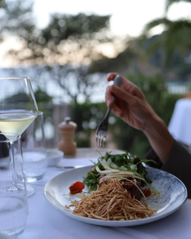 Une cuisine savoureuse, une vue imprenable et le calme de la Méditerranée : le trio parfait 🍽️ 
- 
Good food, great views, and the calm of the Mediterranean : the perfect trio 🍽️

#lebaillidesuffren #lovebailli #baillimoments #domainedubailli #lespiedsdansleau #hotelview #seaview #beautifuldestinations #beautifuldestinations #perfectspot #happyplace #seaview #sainttropez #var #visitvar #golfedesainttropez #southoffrance #southernliving #frenchriviera #mediterranee #mediterraneanvibes #hotelwithaview #hotellife #beautifulhotels #hotelstay #hoteldesign #travelgram #travellife #slowlife