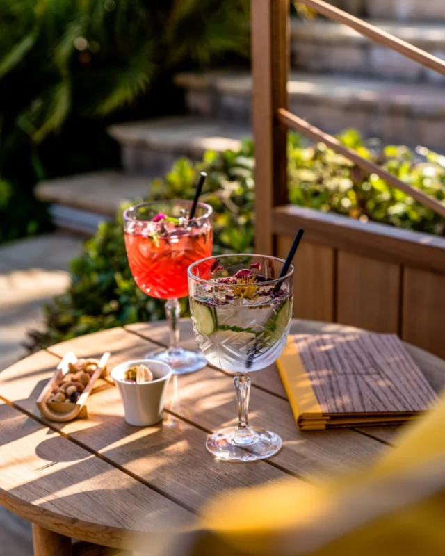 Des saveurs rafraîchissantes, une brise légère et un horizon azur : voilà ce qui caractérise l'expérience Le Bailli de Suffren 🍸 
- 
Fresh flavors, gentle breeze, and the blue horizon that’s the Le Bailli de Suffren experience 🍸 

 #lebaillidesuffren #lovebailli #baillimoments #domainedubailli #lespiedsdansleau #hotelview #seaview #beautifuldestinations #beautifuldestinations #perfectspot #happyplace #seaview #sainttropez #var #visitvar #golfedesainttropez #southoffrance #southernliving #frenchriviera #mediterranee #mediterraneanvibes #hotelwithaview #hotellife #beautifulhotels #hotelstay #hoteldesign #travelgram #travellife #slowlife