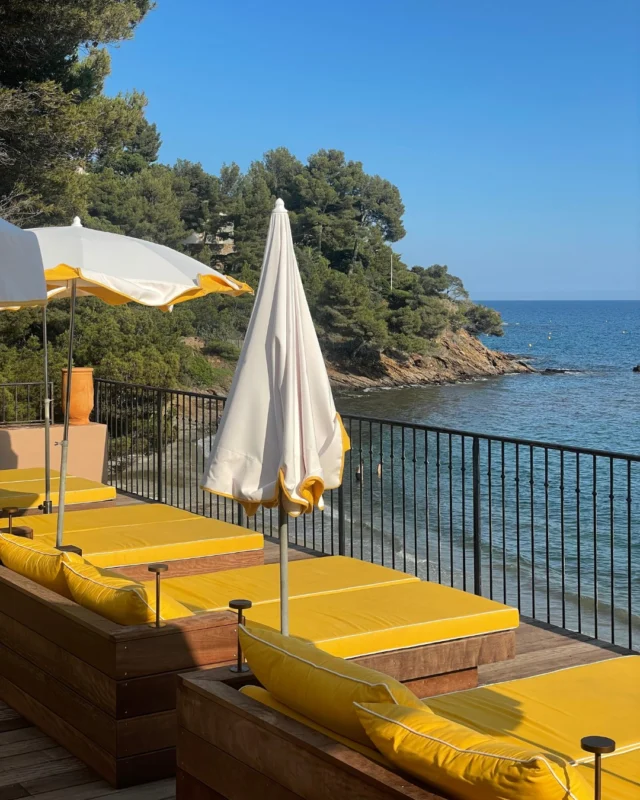 Asseyez-vous, prenez une gorgée et laissez la vue faire le reste 🍹 
- 
Take a seat, take a sip, and let the view do the rest 🍹

#lebaillidesuffren #lovebailli #baillimoments #domainedubailli #lespiedsdansleau #hotelview #seaview #beautifuldestinations #beautifuldestinations #perfectspot #happyplace #seaview #sainttropez #var #visitvar #golfedesainttropez #southoffrance #southernliving #frenchriviera #mediterranee #mediterraneanvibes #hotelwithaview #hotellife #beautifulhotels #hotelstay #hoteldesign #travelgram #travellife #slowlife