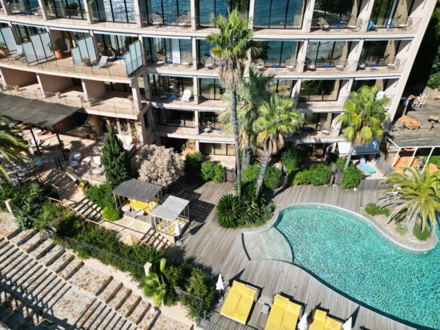 Au cœur du littoral varois, entre mer et verdure, le cadre idéal pour votre prochaine escapade ☀️ 
- 
At the heart of the Var coastline, surrounded by the sea and lush landscapes, the perfect setting for your next escape ☀️ 

#lebaillidesuffren #lovebailli #baillimoments #domainedubailli #lespiedsdansleau #hotelview #seaview #beautifuldestinations #beautifuldestinations #perfectspot #happyplace #seaview #sainttropez #var #visitvar #golfedesainttropez #southoffrance #southernliving #frenchriviera #mediterranee #mediterraneanvibes #hotelwithaview #hotellife #beautifulhotels #hotelstay #hoteldesign #travelgram #travellife #slowlife