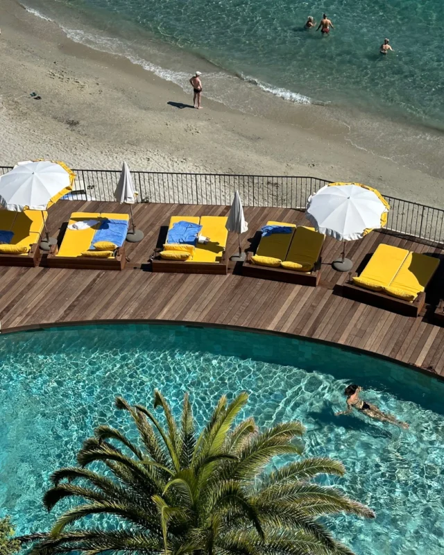 Entre la mer et les reflets de la piscine, le temps semble ralentir au Bailli de Suffren 🌊 Si vous offriez des moments ensoleillés à Noel ? 
- 
Between the sea and the pool’s sparkle, time seems to slow down at Le Bailli de Suffren 🌊 How about giving the gift of sunny moments this Christmas? 

#lebaillidesuffren #lovebailli #baillimoments #domainedubailli #lespiedsdansleau #hotelview #seaview #beautifuldestinations #beautifuldestinations #perfectspot #happyplace #seaview #sainttropez #var #visitvar #golfedesainttropez #southoffrance #southernliving #frenchriviera #mediterranee #mediterraneanvibes #hotelwithaview #hotellife #beautifulhotels #hotelstay #hoteldesign #travelgram #travellife #slowlife