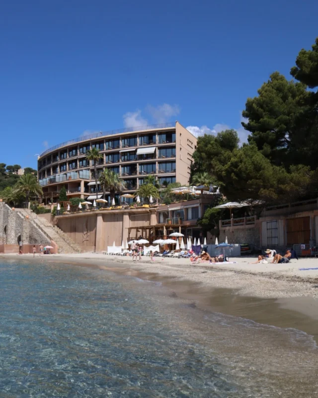 Du petit-déjeuner au bord de l'eau aux baignades au coucher du soleil, chaque instant est comme une bouffée d'air frais 🌅 
- 
From breakfast by the water to sunset dips every moment feels like a breath of fresh air 🌅

#lebaillidesuffren #lovebailli #baillimoments #domainedubailli #lespiedsdansleau #hotelview #seaview #beautifuldestinations #beautifuldestinations #perfectspot #happyplace #seaview #sainttropez #var #visitvar #golfedesainttropez #southoffrance #southernliving #frenchriviera #mediterranee #mediterraneanvibes #hotelwithaview #hotellife #beautifulhotels #hotelstay #hoteldesign #travelgram #travellife #slowlife