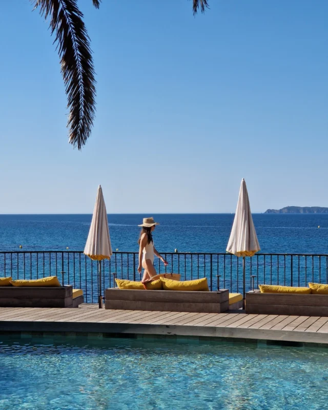 Une touche de jaune sur un fond bleu infini 💙 
- 
A splash of yellow against endless blue 💙 

#lebaillidesuffren #lovebailli #baillimoments #domainedubailli #lespiedsdansleau #hotelview #seaview #beautifuldestinations #beautifuldestinations #perfectspot #happyplace #seaview #sainttropez #var #visitvar #golfedesainttropez #southoffrance #southernliving #frenchriviera #mediterranee #mediterraneanvibes #hotelwithaview #hotellife #beautifulhotels #hotelstay #hoteldesign #travelgram #travellife #slowlife