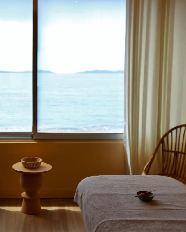 Ici, la détente vient naturellement avec une cuisine savoureuse, l'horizon bleu et les journées ensoleillées qui s'annoncent ☀️ 
- 
Here, relaxation comes naturally with good food, blue horizons, and sunny days ahead ☀️ 

#lebaillidesuffren #lovebailli #baillimoments #domainedubailli #lespiedsdansleau #hotelview #seaview #beautifuldestinations #beautifuldestinations #perfectspot #happyplace #seaview #sainttropez #var #visitvar #golfedesainttropez #southoffrance #southernliving #frenchriviera #mediterranee #mediterraneanvibes #hotelwithaview #hotellife #beautifulhotels #hotelstay #hoteldesign #travelgram #travellife #slowlife