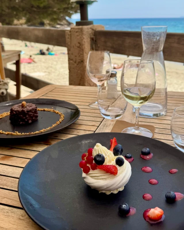 Des moments de détente, des saveurs réconfortantes et la Méditerranée toujours en vue 🍴 
- 
Relaxed moments, comforting flavors, and the Mediterranean always in sight 🍴

#lebaillidesuffren #lovebailli #baillimoments #domainedubailli #lespiedsdansleau #hotelview #seaview #beautifuldestinations #beautifuldestinations #perfectspot #happyplace #seaview #sainttropez #var #visitvar #golfedesainttropez #southoffrance #southernliving #frenchriviera #mediterranee #mediterraneanvibes #hotelwithaview #hotellife #beautifulhotels #hotelstay #hoteldesign #travelgram #travellife #slowlife