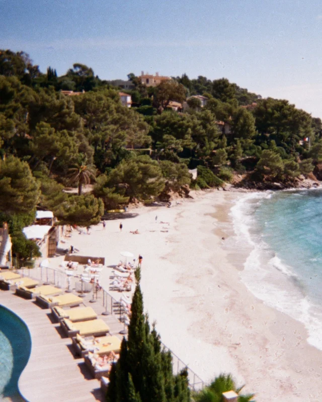 L'été nous manque juste assez pour apprécier le calme... et nous réjouir de ce qui nous attend ✨ 
- 
Missing summer just enough to appreciate the calm… and getting excited for what’s next ✨ 

#lebaillidesuffren #lovebailli #baillimoments #domainedubailli #lespiedsdansleau #hotelview #seaview #beautifuldestinations #beautifuldestinations #perfectspot #happyplace #seaview #sainttropez #var #visitvar #golfedesainttropez #southoffrance #southernliving #frenchriviera #mediterranee #mediterraneanvibes #hotelwithaview #hotellife #beautifulhotels #hotelstay #hoteldesign #travelgram #travellife #slowlife