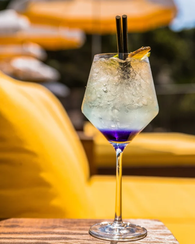 Quand le confort rencontre le littoral : journées détendues, pauses au bord de la piscine et saveurs qui méritent qu'on s'y attarde 🍹 
- 
Where comfort meets the coastline : relaxed days, poolside pauses, and flavors worth lingering over 🍹 

#lebaillidesuffren #lovebailli #baillimoments #domainedubailli #lespiedsdansleau #hotelview #seaview #beautifuldestinations #beautifuldestinations #perfectspot #happyplace #seaview #sainttropez #var #visitvar #golfedesainttropez #southoffrance #southernliving #frenchriviera #mediterranee #mediterraneanvibes #hotelwithaview #hotellife #beautifulhotels #hotelstay #hoteldesign #travelgram #travellife #slowlife