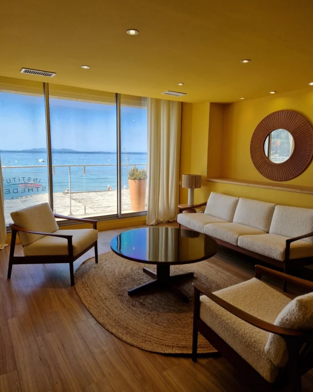 Brise marine. Moments de détente. Pur bonheur au bord de la Méditerranée ✨ 
- 
Sea breeze. Slow moments. Pure bliss by the Mediterranean ✨ 

#lebaillidesuffren #lovebailli #baillimoments #domainedubailli #lespiedsdansleau #hotelview #seaview #beautifuldestinations #beautifuldestinations #perfectspot #happyplace #seaview #sainttropez #var #visitvar #golfedesainttropez #southoffrance #southernliving #frenchriviera #mediterranee #mediterraneanvibes #hotelwithaview #hotellife #beautifulhotels #hotelstay #hoteldesign #travelgram #travellife #slowlife