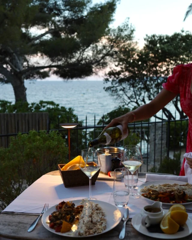 The sea is calm, the table is set, and summer is already whispering in the background 🌟
- 
La mer est calme, la table est dressée, et l'été murmure déjà en arrière-plan 🌟

#lebaillidesuffren #lovebailli #baillimoments #domainedubailli #lespiedsdansleau #hotelview #seaview #beautifuldestinations #beautifuldestinations #perfectspot #happyplace #seaview #sainttropez #var #visitvar #golfedesainttropez #southoffrance #southernliving #frenchriviera #mediterranee #mediterraneanvibes #hotelwithaview #hotellife #beautifulhotels #hotelstay #hoteldesign #travelgram #travellife #slowlife