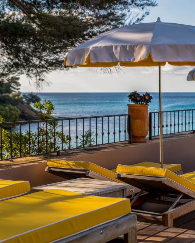 Calme au bord de la piscine, vue sur la mer et le plaisir de prendre son temps 💦 
- 
Poolside calm, sea views, and the quiet joy of taking your time 💦 

#lebaillidesuffren #lovebailli #baillimoments #domainedubailli #lespiedsdansleau #hotelview #seaview #beautifuldestinations #beautifuldestinations #perfectspot #happyplace #seaview #sainttropez #var #visitvar #golfedesainttropez #southoffrance #southernliving #frenchriviera #mediterranee #mediterraneanvibes #hotelwithaview #hotellife #beautifulhotels #hotelstay #hoteldesign #travelgram #travellife #slowlife