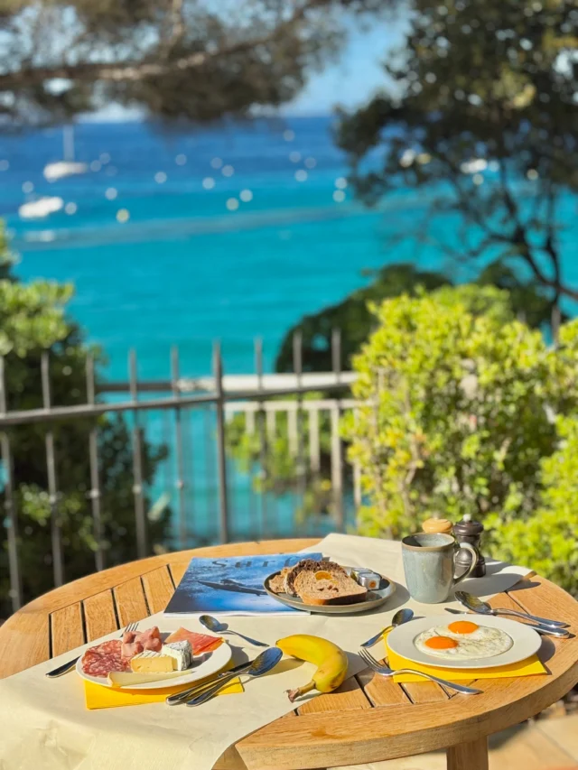 Un petit-déjeuner avec cette vue … 💭
-
A breakfast with this view … 💭 

#lebaillidesuffren #sainttropez #visitvar #southoffrance #frenchriviera
