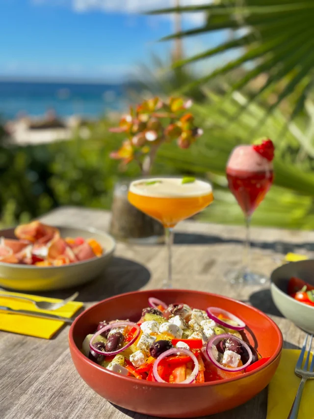 Au cours de votre séjour, régalez vous, en bord de piscine, au Pool House 🥗 
-
During your stay, treat yourself to a meal by the pool at the Pool House 🥗 

#lebaillidesuffren #sainttropez #visitvar #southoffrance #frenchriviera