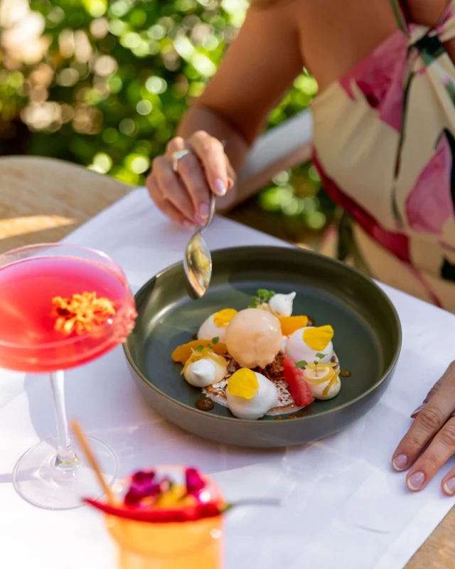"Les agrumes" 
Crémeux citron yuzu, meringue italienne, espuma pamplemousse et sorbet pamplemousse rose ... Une nouveauté 2026, exclusivement au Loup de Mer 🍋 
- 
"Citrus fruits" 
Yuzu lemon cream, Italian meringue, grapefruit espuma and pink grapefruit sorbet ... Brand new for 2026, exclusively at Le Loup de Mer 🍋 

#lebaillidesuffren #domainedubailli #sainttropez #visitvar #frenchriviera